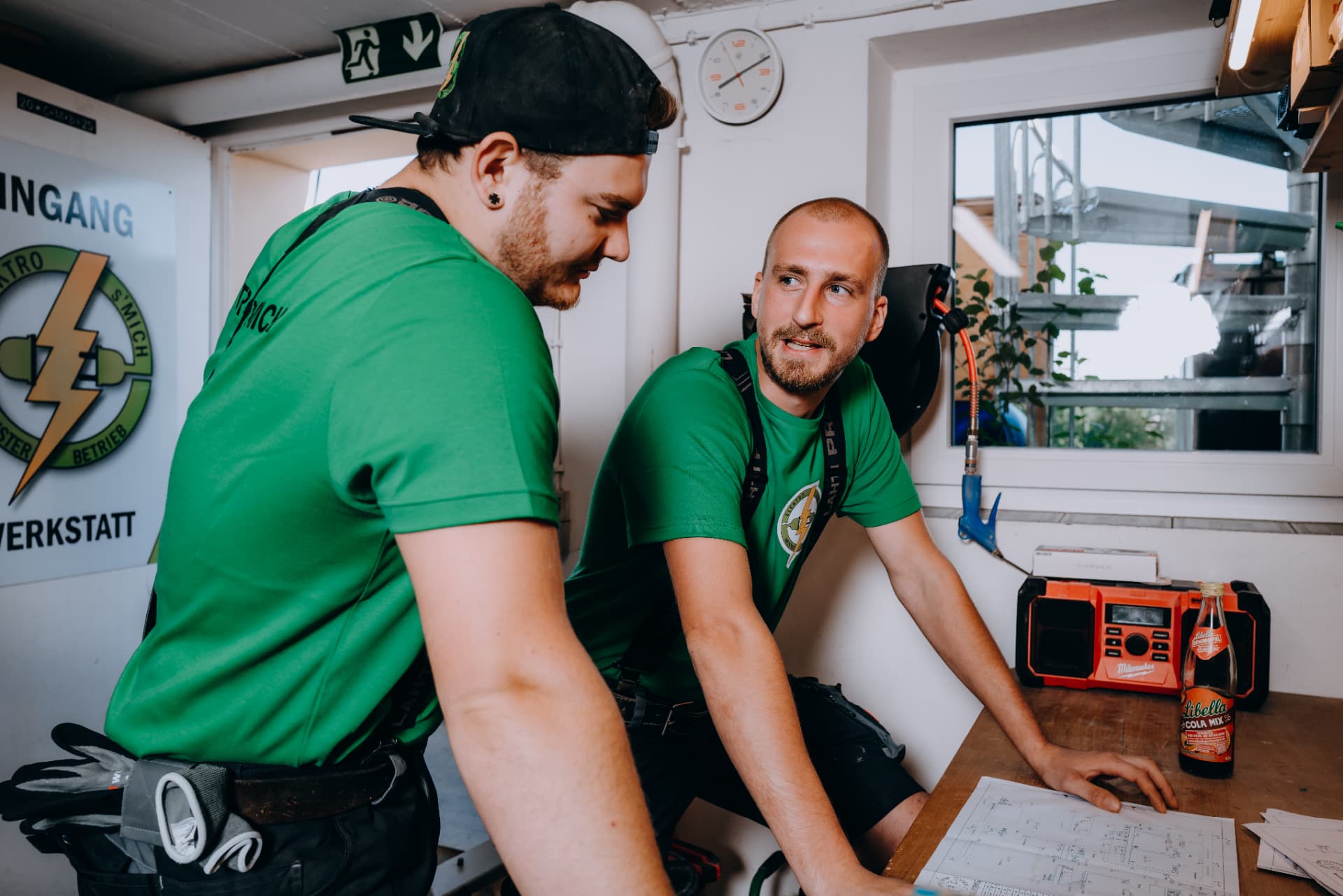 Absprache in der Werkstatt von Elektro-s'Mich